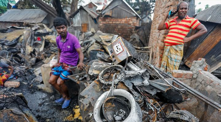 রাজধানীর বেইলি রোডে রোজাদারদের জন্য দোকানীরা রকমারি ইফতার সামগ্রীর ক্রয়‌ করছে ক্রেতারা 